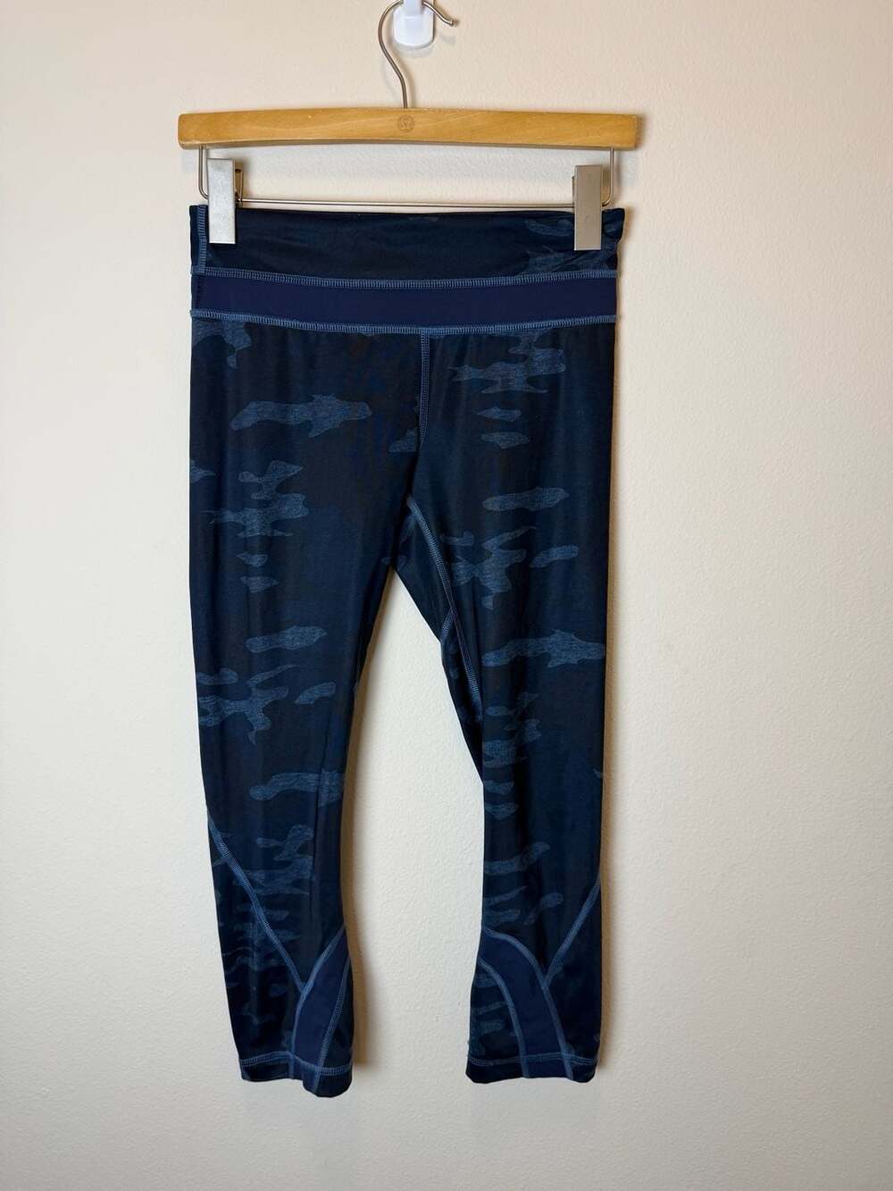 Lululemon Inspire Crop II Athletic Leggings Blue Camo Size 4